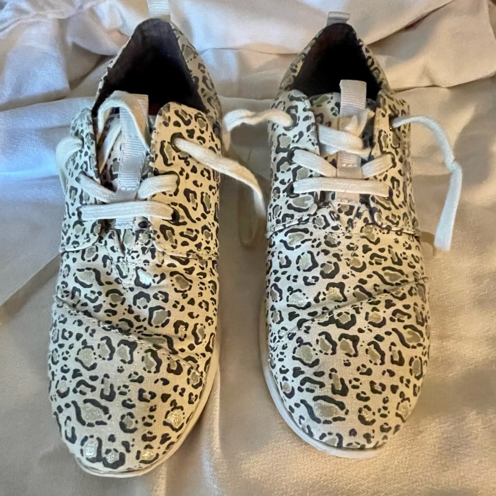 Tom’s leopard sneakers